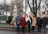 Delegacja pod pomnikiem Radomskiego Czerwca '76. Z prawej Zdzisław Maszkiewicz.