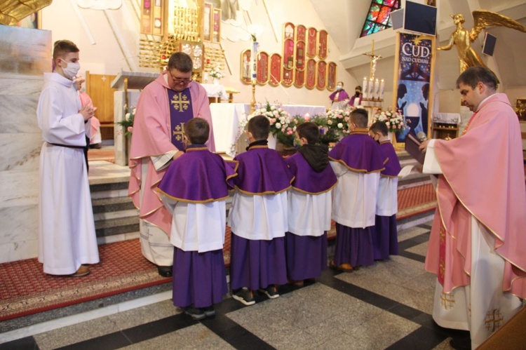 Błogosławieństwo nowych ministrantów w Pasiebcu