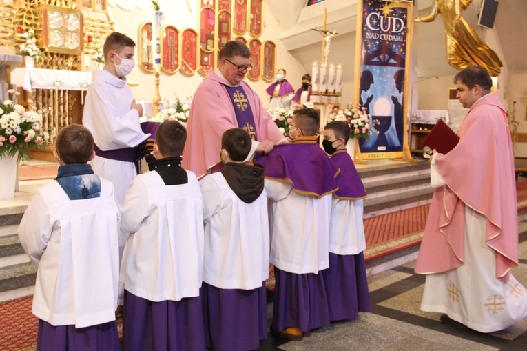 Błogosławieństwo nowych ministrantów w Pasiebcu