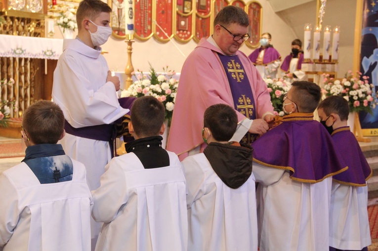 Błogosławieństwo nowych ministrantów w Pasiebcu