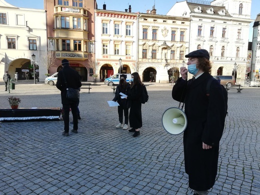 Cieszyn. Pogrzeb polskiej edukacji z trumną na rynku