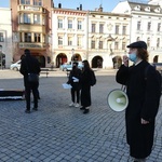 Cieszyn. Pogrzeb polskiej edukacji z trumną na rynku