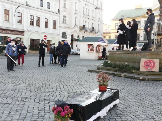 Cieszyn. Pogrzeb polskiej edukacji z trumną na rynku