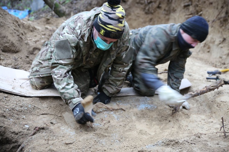 Wydobycie wraku samolotu 