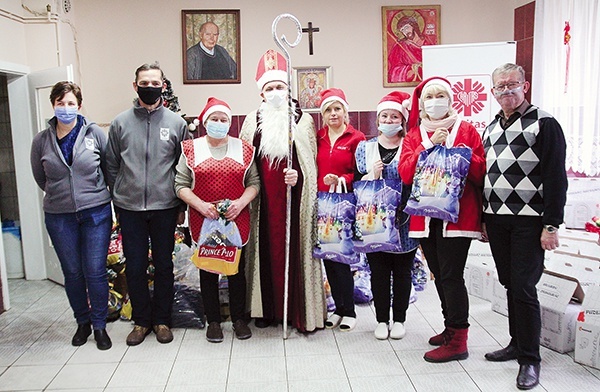 Ekipa już gotowa do obdzielenia prezentami najmłodszych.