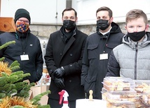 W organizację świątecznego kiermaszu angażują się młodzi ludzie.