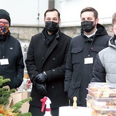 W organizację świątecznego kiermaszu angażują się młodzi ludzie.