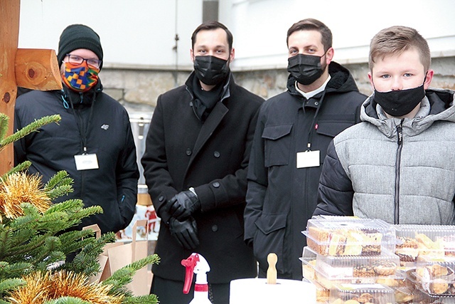 W organizację świątecznego kiermaszu angażują się młodzi ludzie.