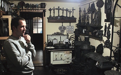 Mariusz Halupczok w swojej „żeliwnej izbie”.