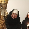 Siostry benedyktynki od czterech wieków modlą się przed statuą Madonny z Dzieciątkiem.