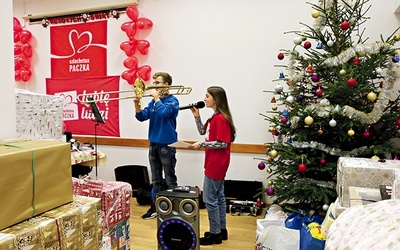 W Płońsku wolontariusze robili co w ich mocy, aby stworzyć świąteczny klimat przez dekoracje,  śpiew kolęd, przekąski, rozmowę i radość ze spotkania.