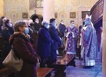 W liturgii, sprawowanej w symbolicznym dniu, bo 13 grudnia, uczestniczyła m.in. dyrekcja szpitala na Winiarach.