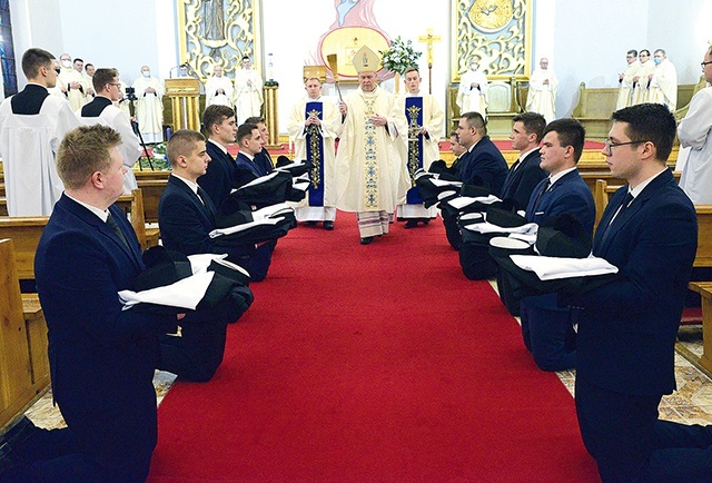 	Sutanny poświęcił bp Piotr Turzyński.