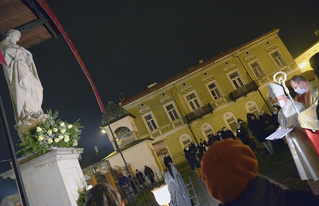 Modlitwa zawierzenia została odmówiona przed figurą stojącą przed klasztorem ojców bernardynów.