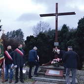 Przedstawiciele hutniczej Solidarności składają wieniec przed krzyżem.