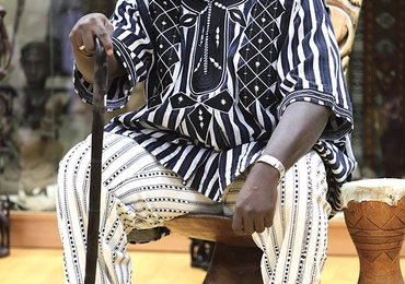 O. Emmanuel Noufe w tradycyjnym stroju z Burkina Faso (oprócz butów :))
