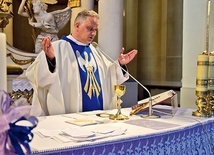 Wierni z parafii św. Jakuba Apostoła w Skierniewicach swoje intencje złożyli na ołtarzu.