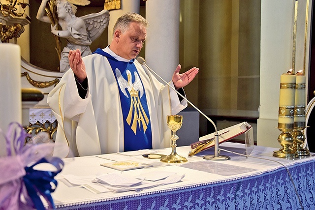 Wierni z parafii św. Jakuba Apostoła w Skierniewicach swoje intencje złożyli na ołtarzu.