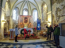 Odbiór prac konserwatorskich w prezbiterium.