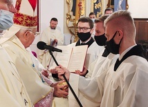 Na znak dopuszczenia do służby Eucharystii kandydat otrzymuje z rąk celebransa patenę z chlebem.