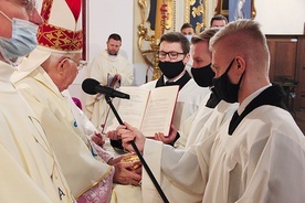 Na znak dopuszczenia do służby Eucharystii kandydat otrzymuje z rąk celebransa patenę z chlebem.