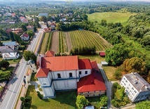 Pobernardyńska świątynia pw. Bożego Ciała w Józefowie nad Wisłą z lotu ptaka.