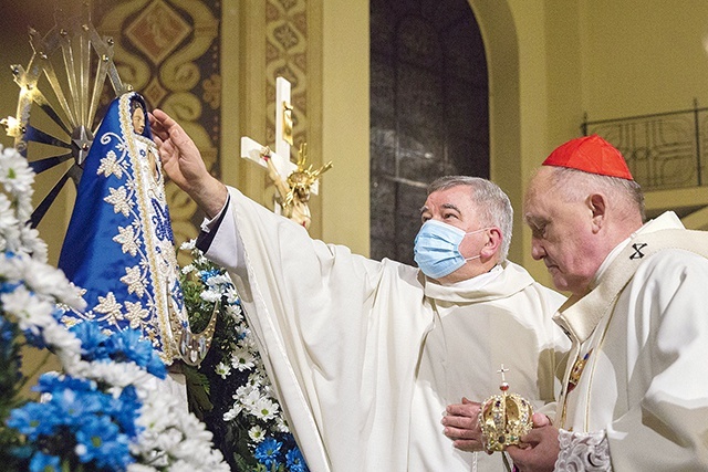 Złotą koronę wysadzaną szlachetnymi kamieniami wykonał artysta Wojciech Pazioch.