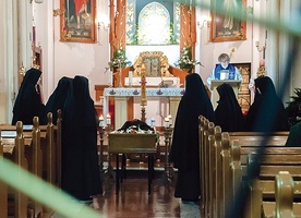 W kościele św. Ottona zmarłą żegnały siostry i najbliższa rodzina.