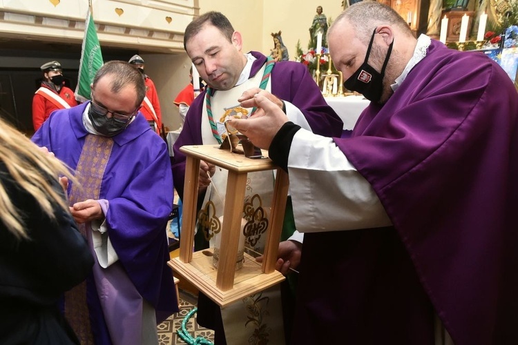 Moment przekazania tegorocznego "Światła służby".