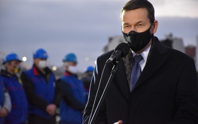 Premier Morawiecki w czasie wystąpienia na pl. Solidarności w Gdańsku.