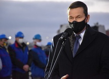 Premier Morawiecki w czasie wystąpienia na pl. Solidarności w Gdańsku.