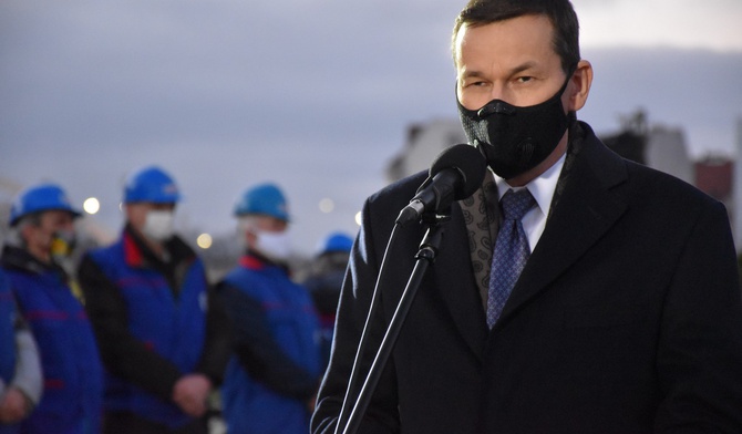 Premier Morawiecki w czasie wystąpienia na pl. Solidarności w Gdańsku.