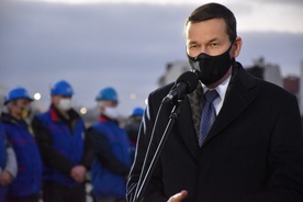 Premier Morawiecki w czasie wystąpienia na pl. Solidarności w Gdańsku.