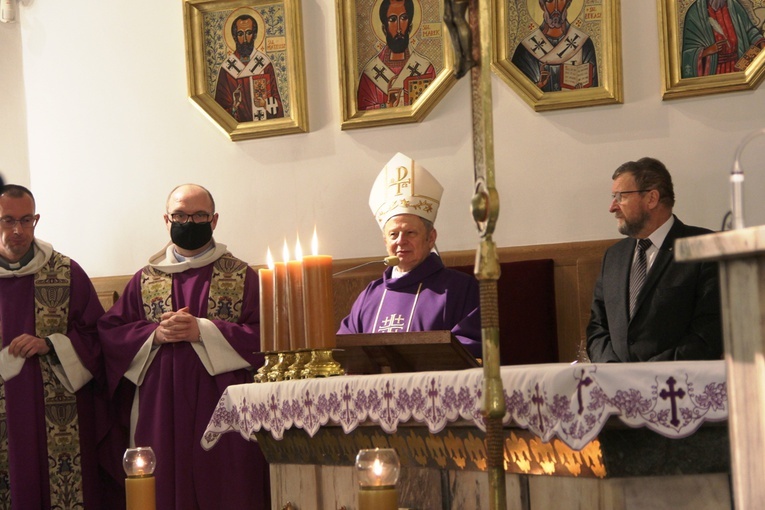 Z ordynariuszem Jacek Pulikowski. Od lewej duszpasterze akademiccy ks. Mariusz Wilk i ks. Damian Fołtyn.