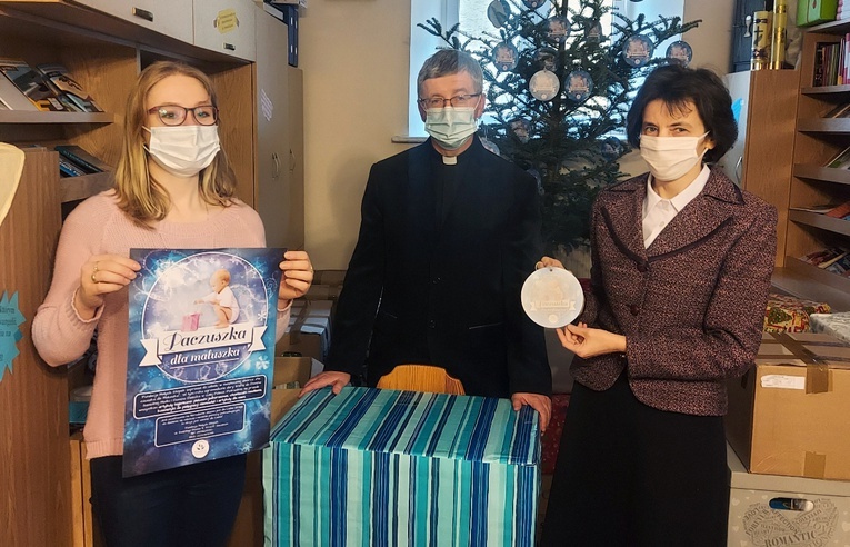 Przedstawiciele pracowników kurii z przygotowaną przez nich paczką w biurze Ruchu Światło-Życie.