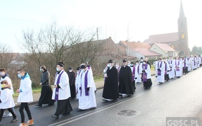 Ostatnie pożegnanie kapłana i jego mamy