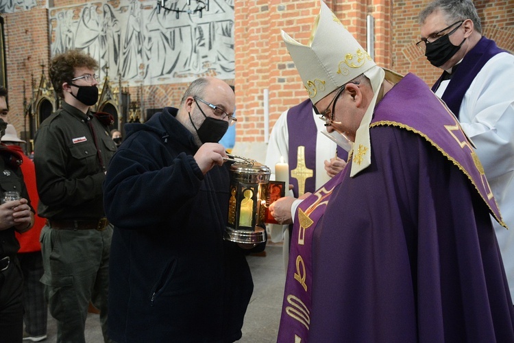 Opole. Przekazanie Światła Betlejemskiego