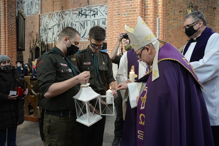 Opole. Przekazanie Światła Betlejemskiego