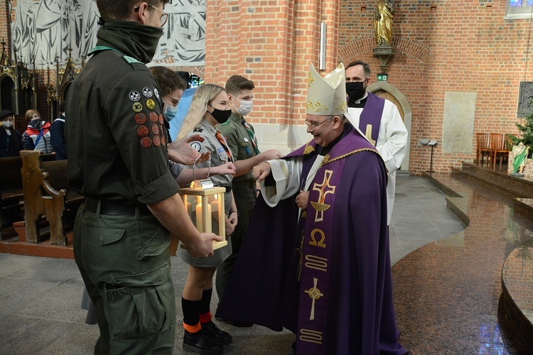 Opole. Przekazanie Światła Betlejemskiego