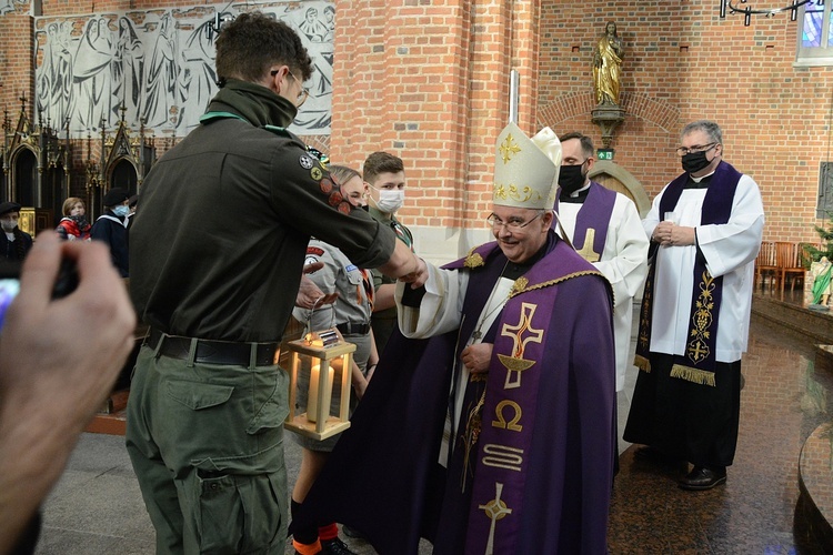 Opole. Przekazanie Światła Betlejemskiego