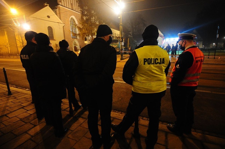 Osadzanie choinki przed Oknem Papieskim