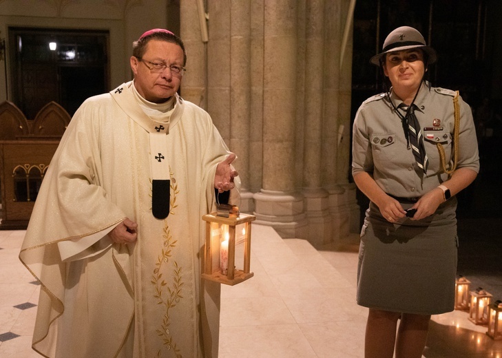 Harcerze należący do Łódzkiej Chorągwi ZHP Betlejemskie Światło Pokoju odebrali w archikatedrze łódzkiej.