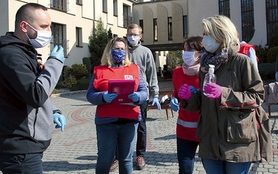 ◄	„Młoda 9” z duszpasterzami w akcji rozdzielania żywności.