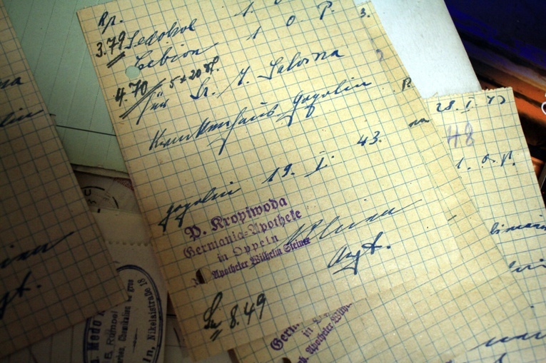 Przedwojenny folder reklamowy dla urzędników w Opolu. Rachunki z czasów wojny