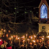 ▲	Utwory opowiadają najczęściej historię objawień, uzdrowień lub sławią przymioty Matki Bożej.