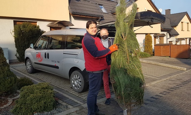 Śląskie. Radio eM rozdaje choinki. Przywozimy je do zwycięzców! 