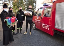 ▲	Przekazanie darów.