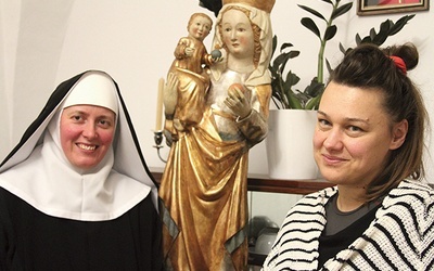 ►	Siostra Miriam Pałasz i Paulina Gref przy odnowionym zabytku.