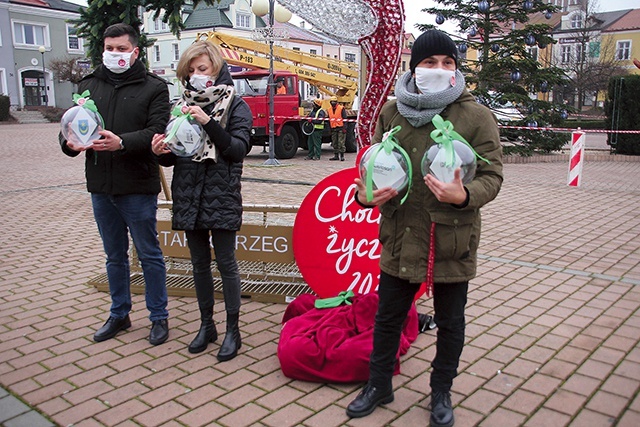 Bombki z logo sponsorów  i dobrodziejów zawisły  na miejskim drzewku.