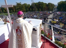 ▲	Doroczna pielgrzymka na Jasną Górę (przed pandemią). Opiekę duszpasterską  nad stowarzyszeniem sprawuje bp Henryk Tomasik.